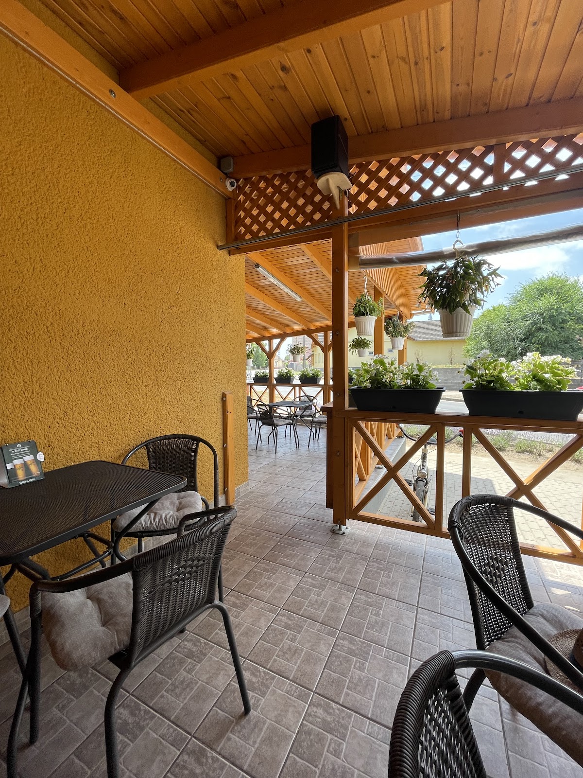 Haraplak fedett terasz hangulatos belső