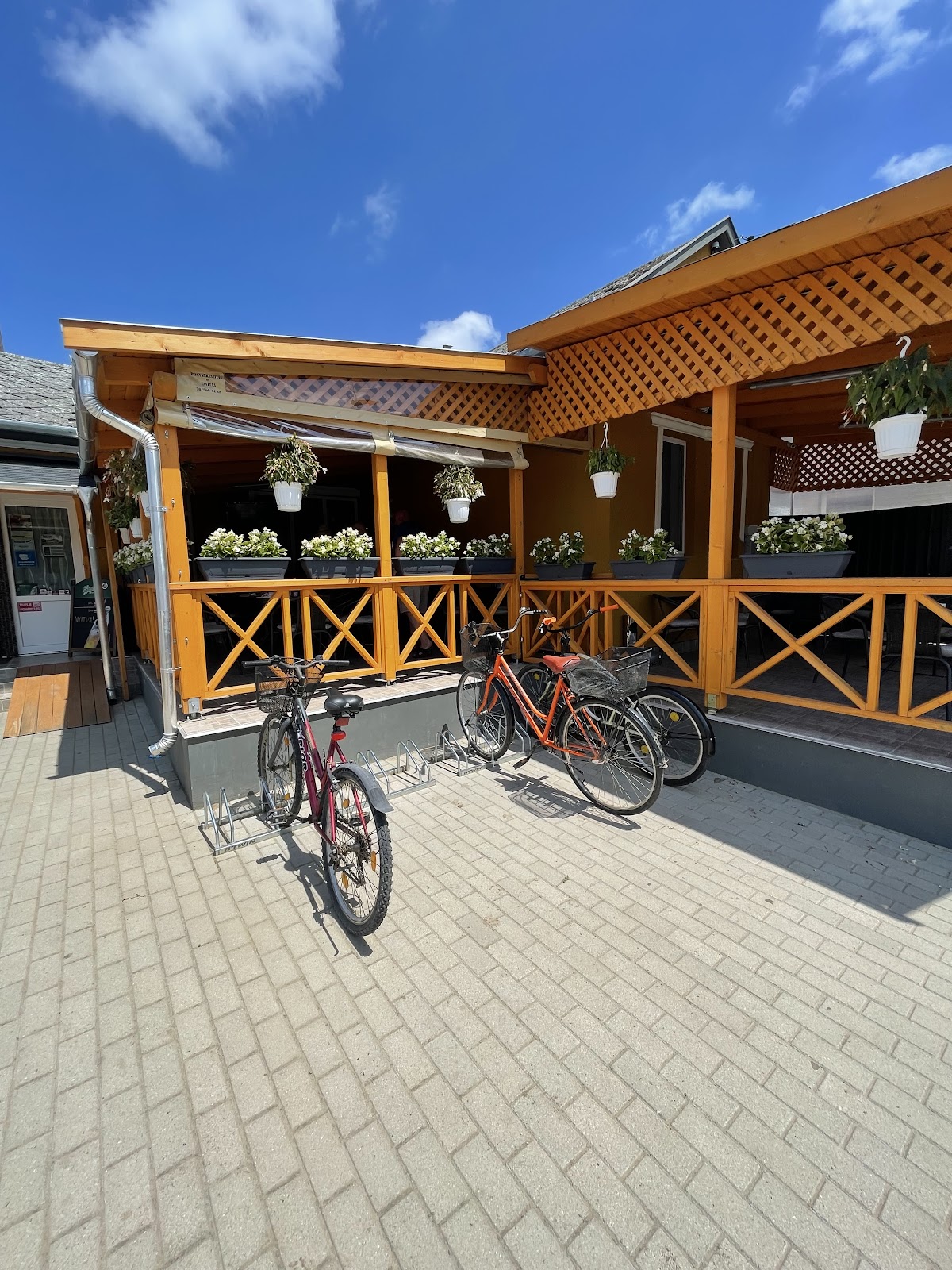 Haraplak ételbár napos terasz kerékpárokkal