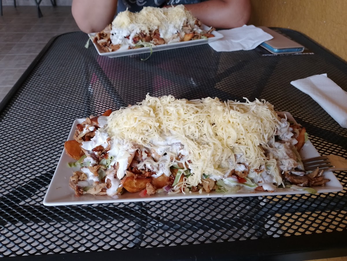 Gyros tál reszelt sajttal és friss zöldségekkel