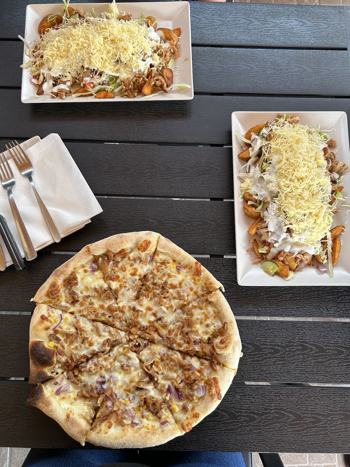 Haraplak pizza és gyros tálak felülnézetből